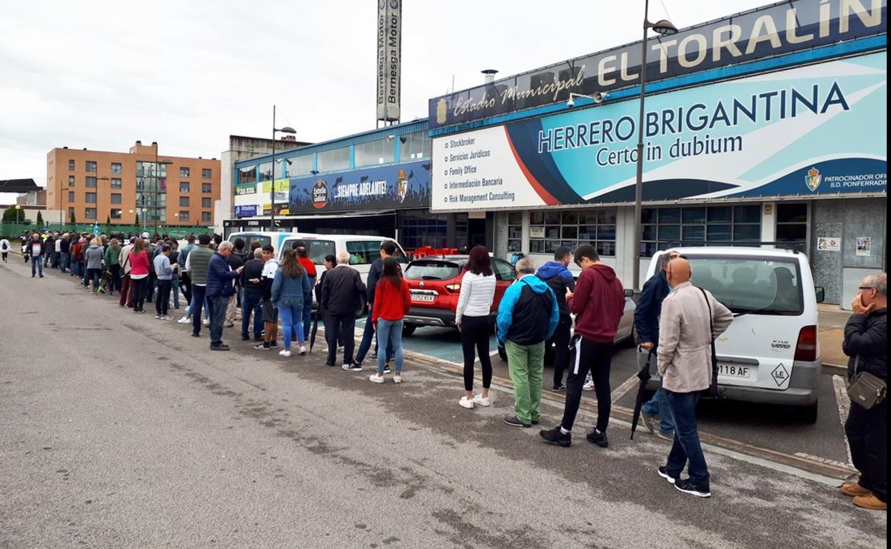 Las colas de aficionados rodean El Toralín para conseguir una entrada para el partido de vuelta contra el Hércules que puede consolidar este sábado el ascenso.