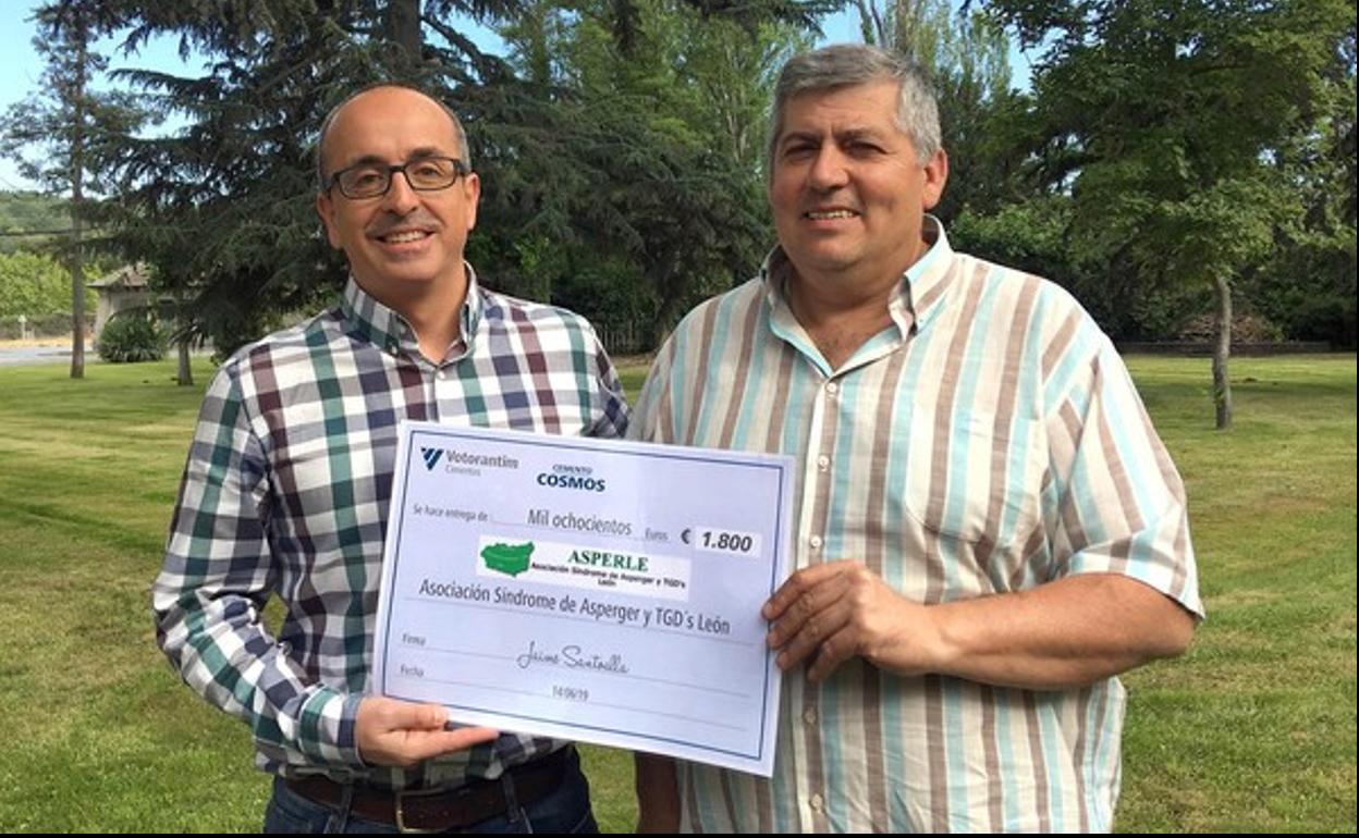 Jaime Santoalla, director de la fábrica de Cementos Cosmos de Toral de los Vados, ha entrega de donación a Manuel Fernández, presidente de Asperle.