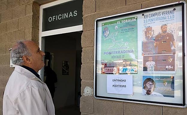 Un aficionado, ante el cartel del partido.
