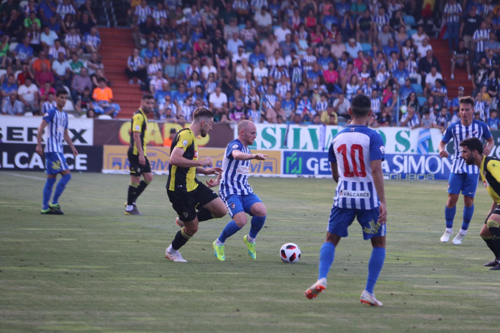 La Ponferradina, por encima del Hércules sobre el terreno de juego de El Toralón.