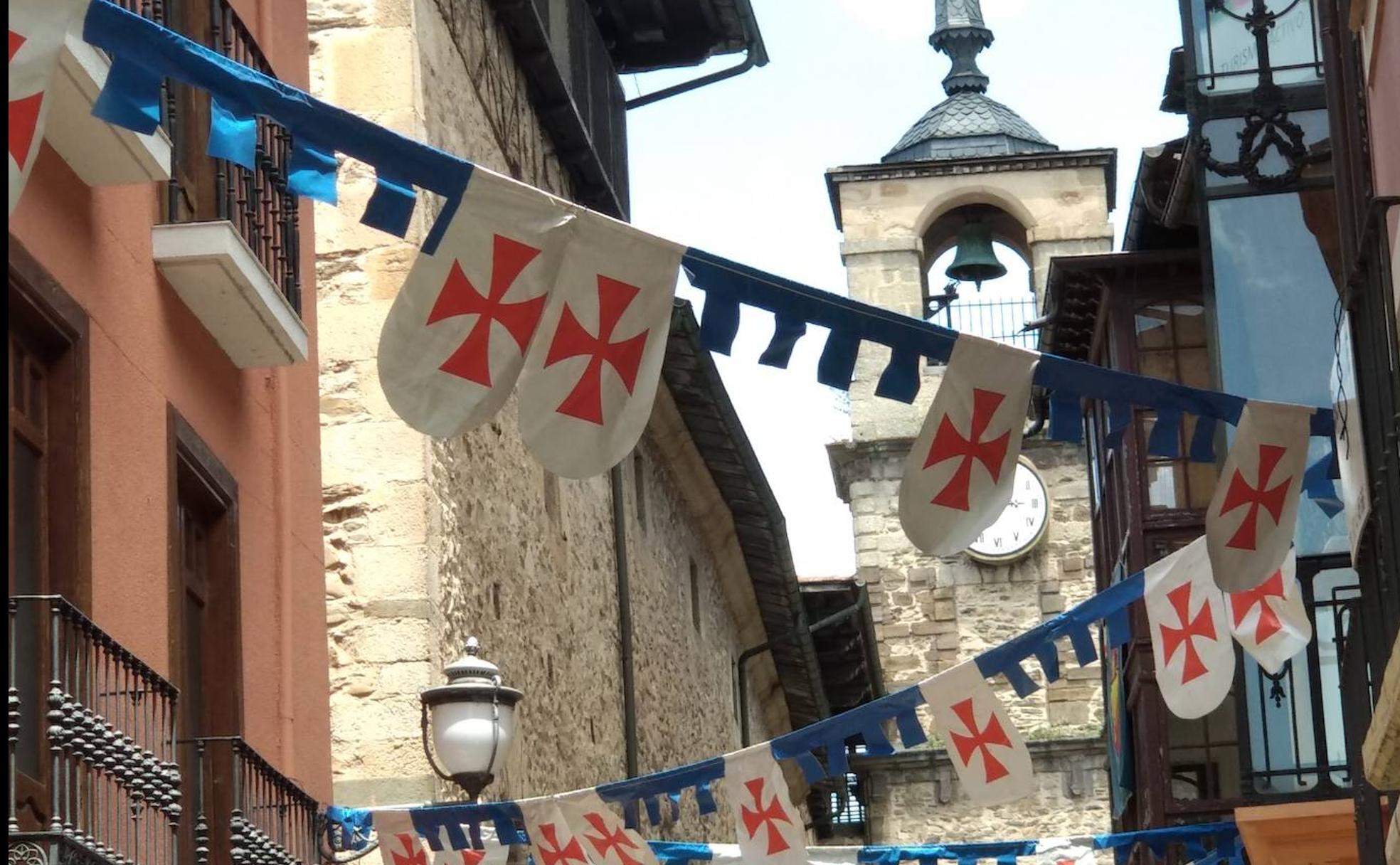 La calle del Reloj engalanada para la fiesta de la Noche Templaria.