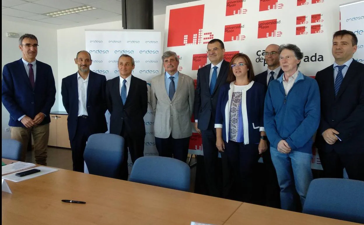 Los representantes de la Universida de León y de Endesa, en la firma del acuerdo. 