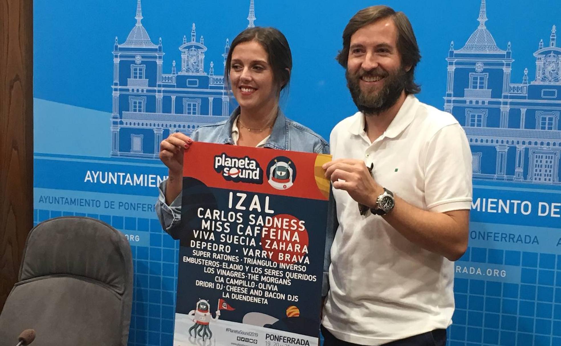 La edil de Cultura, Lorena Valle, y Ángel Luis Escuredo, uno de los organizadores, durante la presentación del festival.