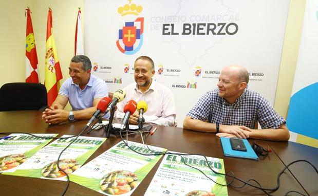 El presidente del Consejo Comarcal, Gerardo Álvarez Courel (C), el alcalde de Cabañas Raras, Juan Marcos López (I), y el director técnico de los sellos de calidad del Bierzo, Pablo Linares (D), en la presentación.