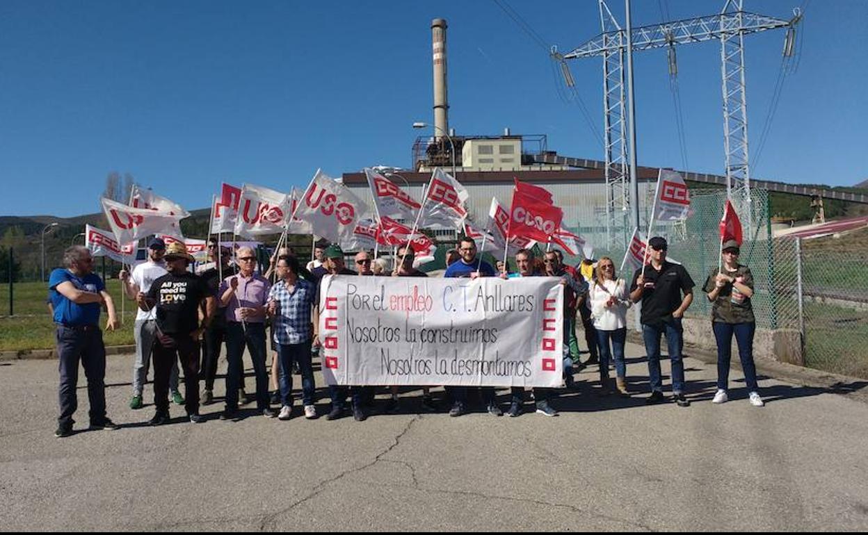 Concentración de trabajadores de Masa Galicia ante la central de Anllares.