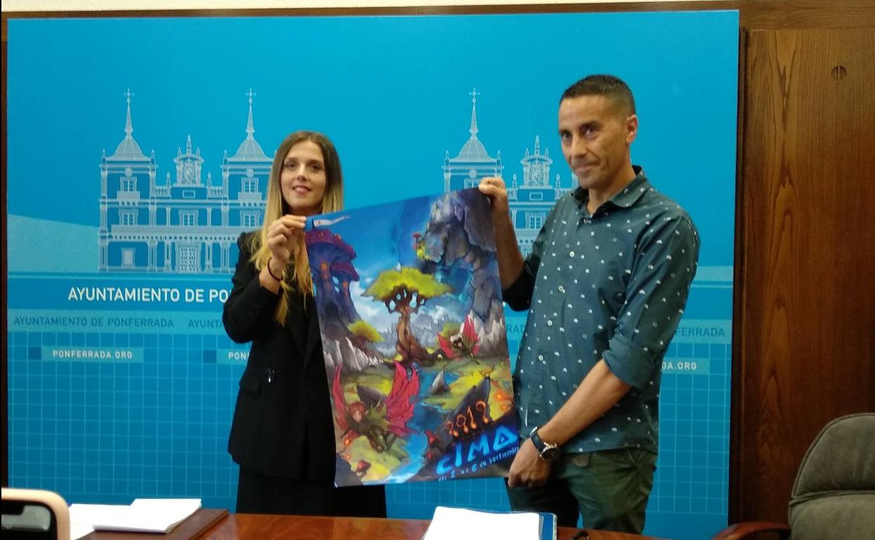 La concejala de Fiestas, Lorena Valle, en la presentación del cartel ganador del concurso de Cima 2019.