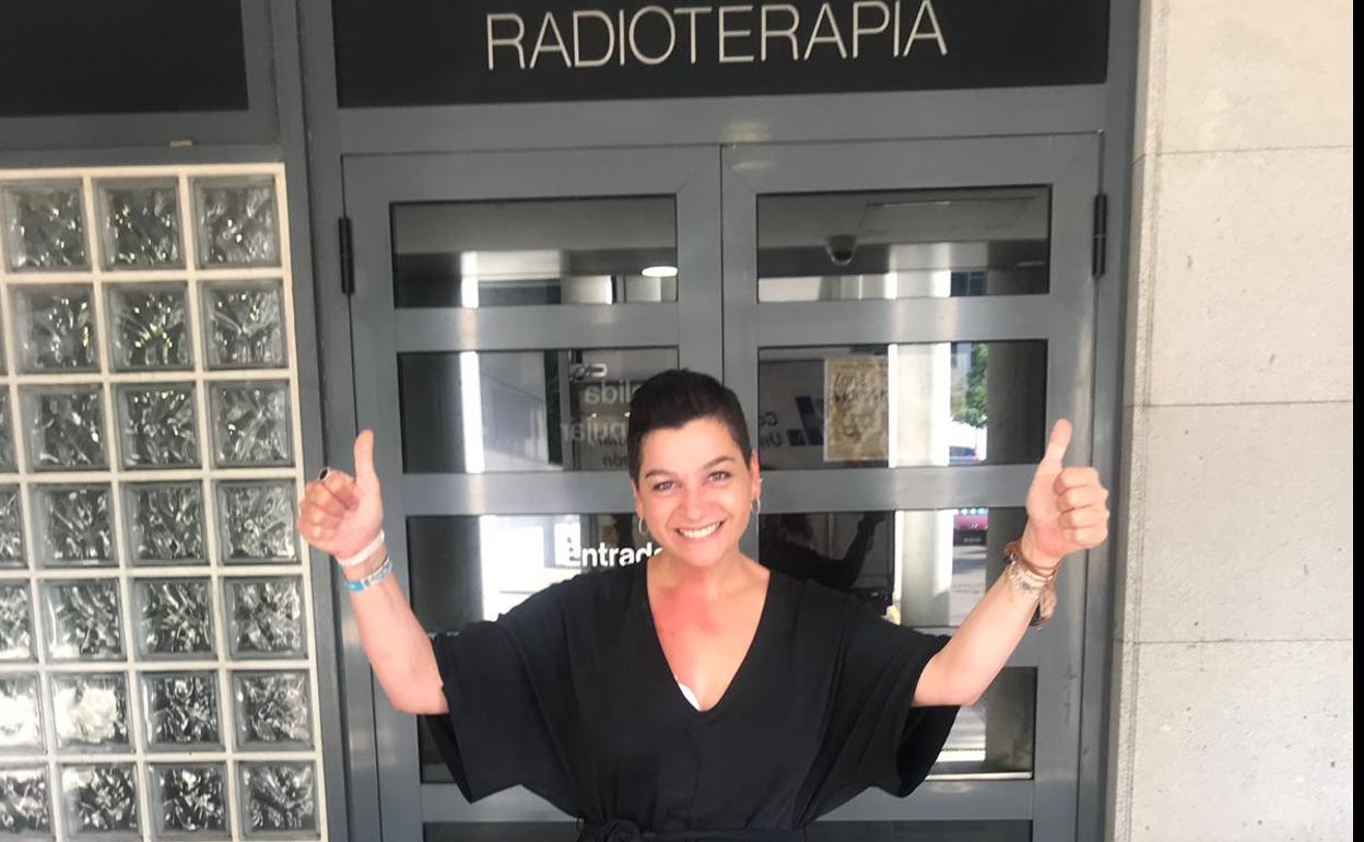 La joven ponferradina Eva María Arias, ante la Unidad de Radioterapia del Hospital de León. 