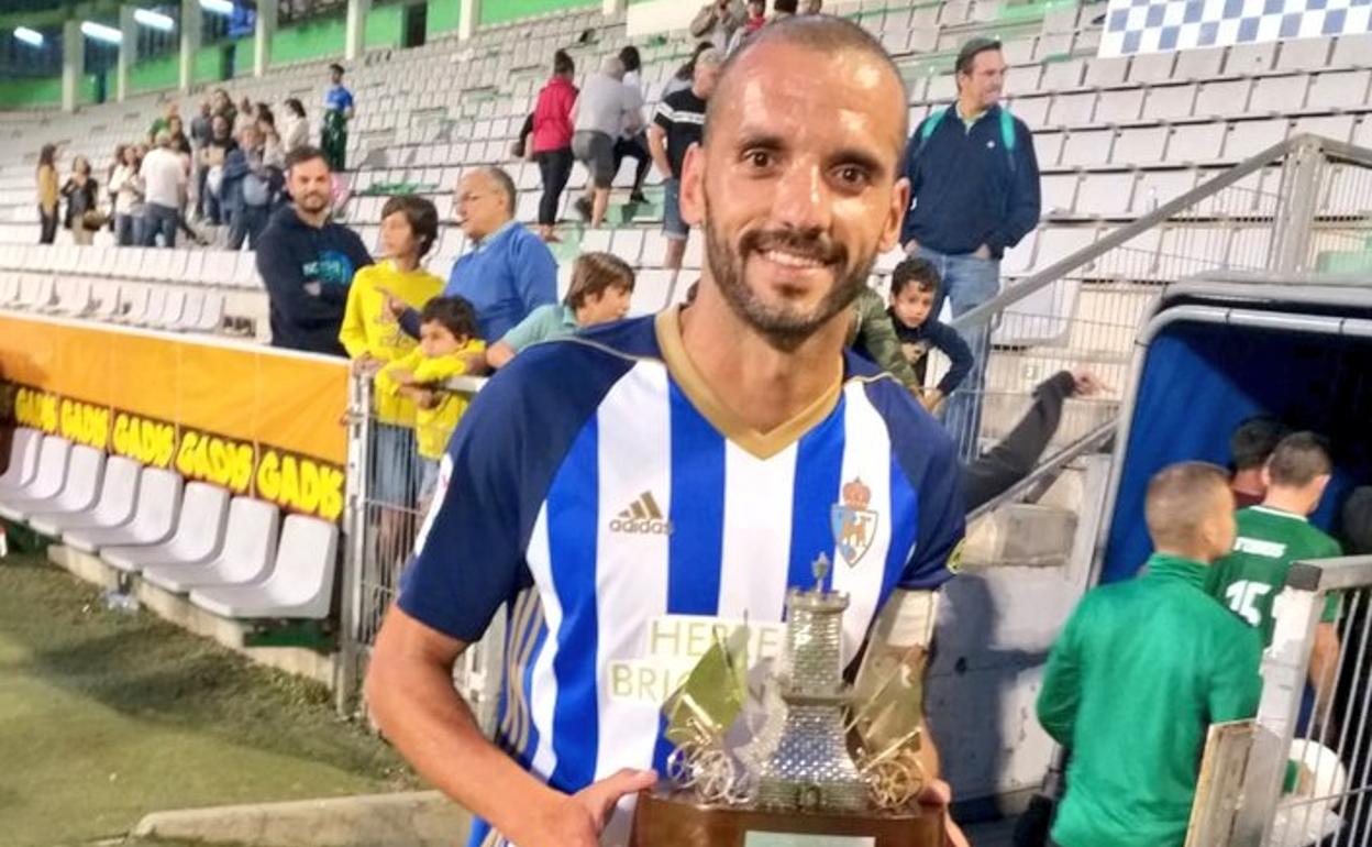 Yuri recoge el Trofeo Concepción Arenal de Ferrol.