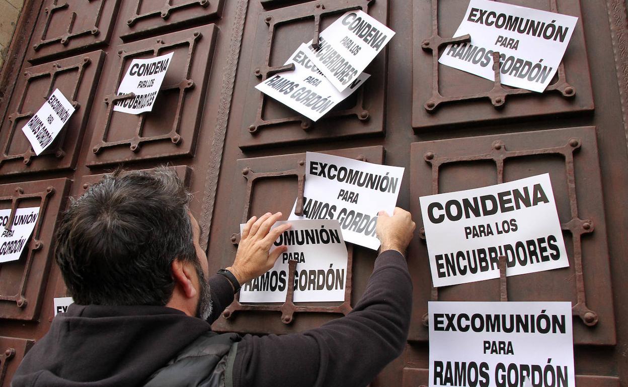 Concentración de exseminaristas contra los casos de la pederastia en Astorga. 