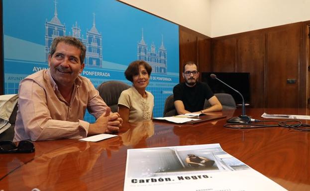 La concejala de Cultura, Concepción de Vega, el director del Teatro Bergidum, Miguel Ángel Varela, y el autor, Álvaro Caboalles, presentan el estreno del montaje 'Carbón. Negro'.