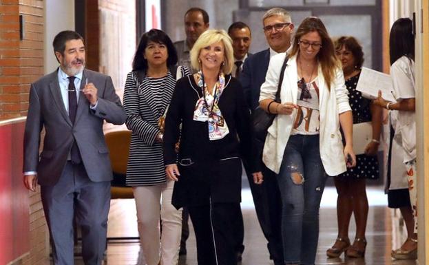 La consejera de Sanidad, Verónica Casado (C), junto al gerente regional de Sacyl, Manuel Mitadiel, y el gerente del hospital, José Luis Rodríguez Soto, en la visita al primer centro sanitario de la comarca.