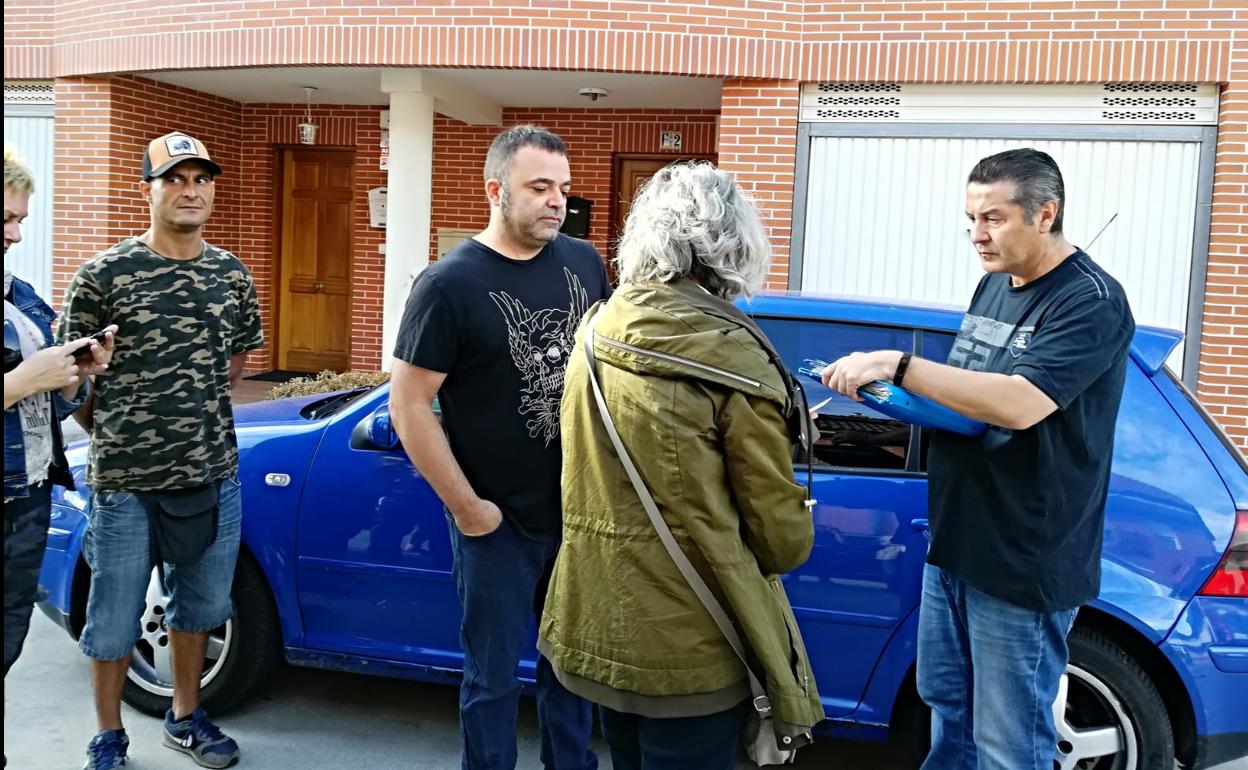 Miembros de la comisión judicial junto al afectado, ante su vivienda en Santo Tomás de las Ollas.