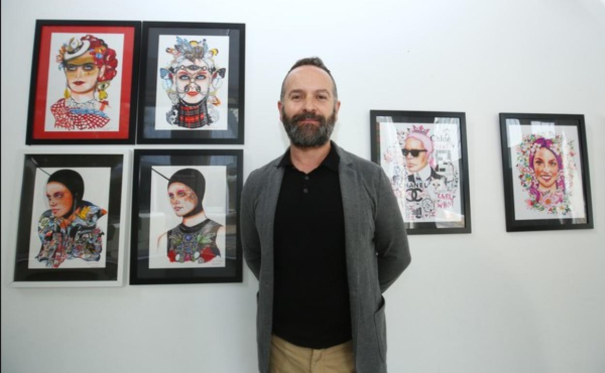 El reconocido ilustrador berciano, Bruno Santín, durante la inauguración de su exposición en Ponferrada.