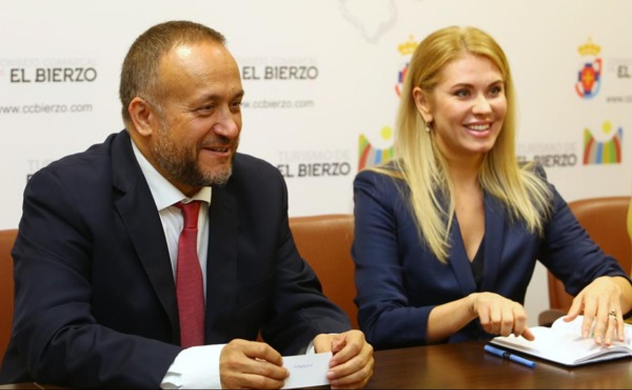 erzo, Gerardo Álvarez Courel, junto a la embajadora de Moldavia en España, Violeta Agrici, durante su visita oficial a la institución berciana.