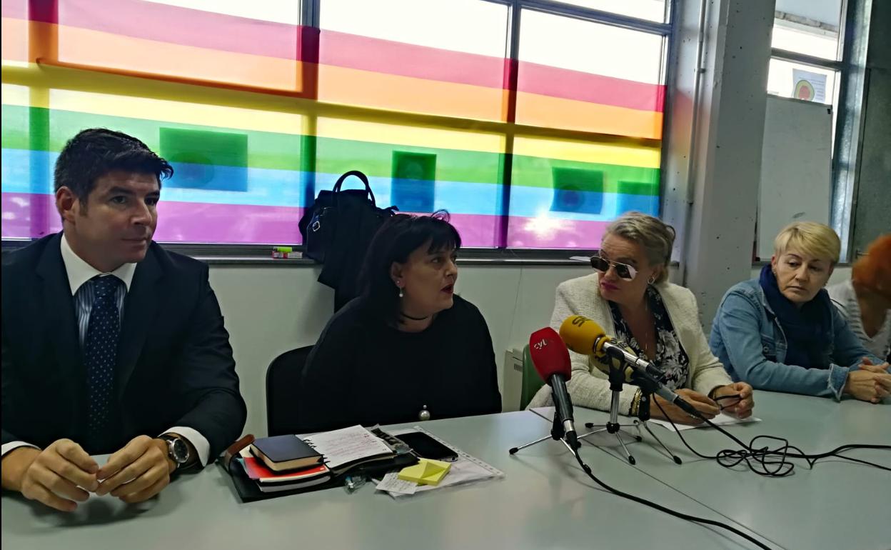 Los representantes de la PAH Bierzo, durante su comparecencia.