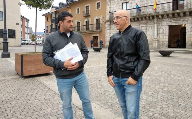 Los representantes de la Asociación de Vecinos de la Rosaleda, a la salida de la reunión en el Ayuntamiento.