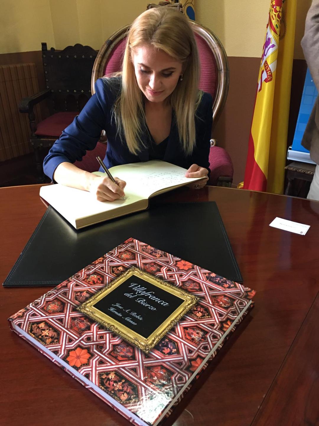 Fotos: Visita de la embajadora de Moldavia a Villafranca del Bierzo