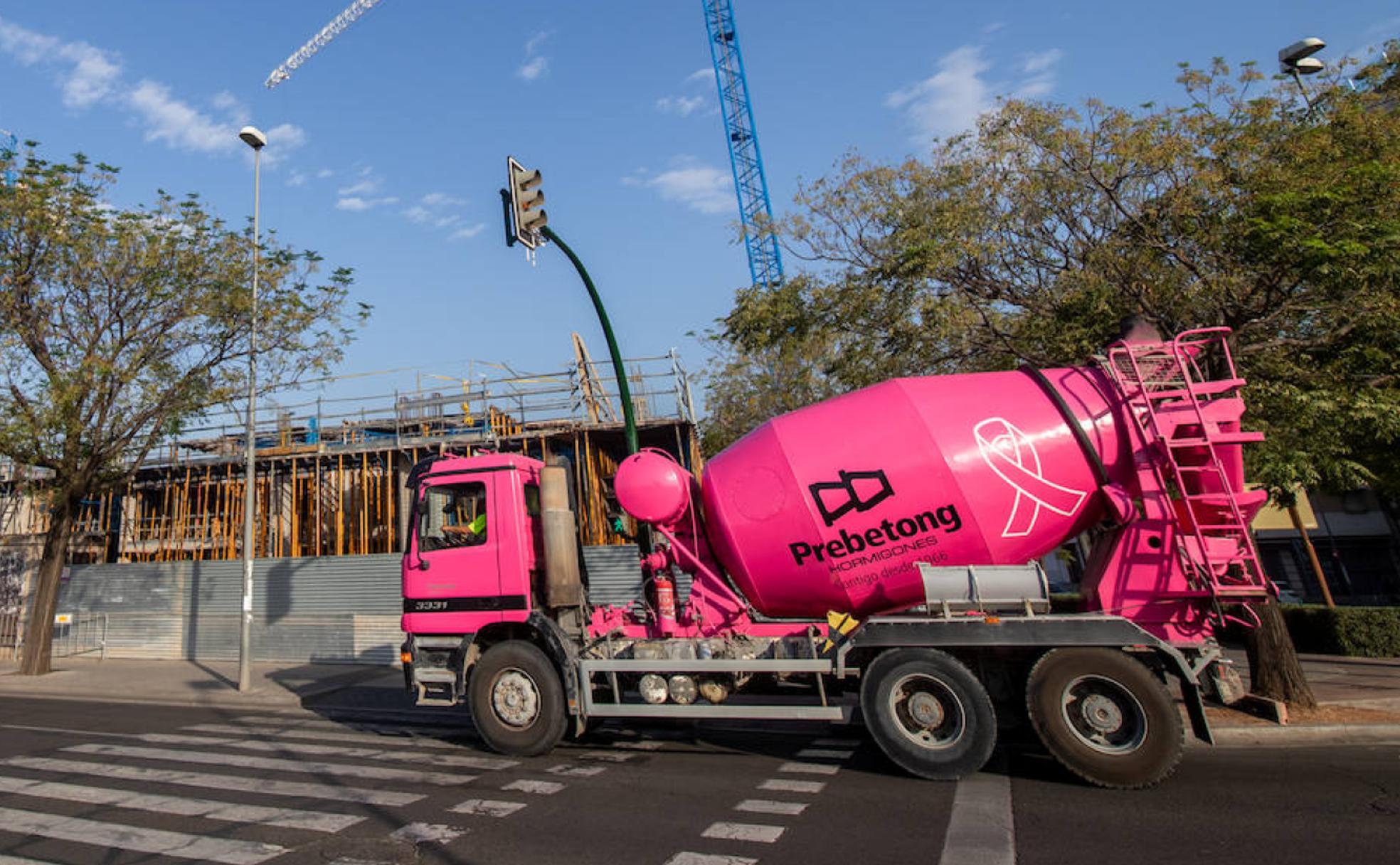 Imagen de uno de los camiones hormigonera de Votoratim Cimentos en apoyo a la lucha contra el cáncer de mama.