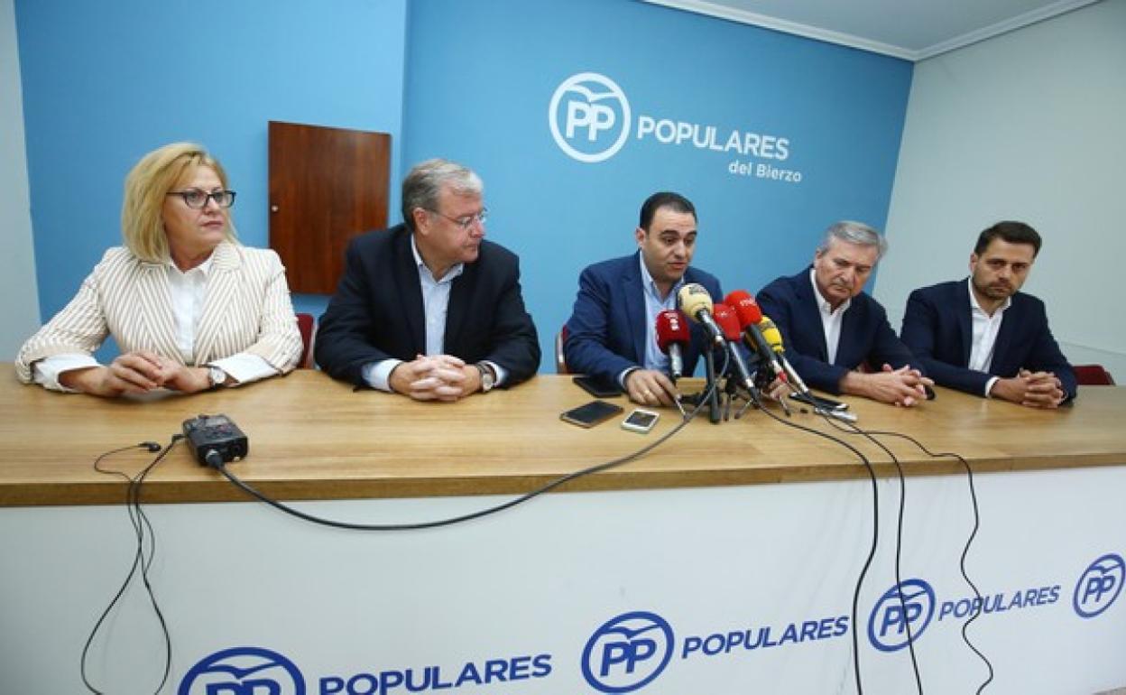 El secretario provincial del Partido Popular, José Miguel González Robles (C), durante su visita a Ponferrada para la constitución del Comité de Campaña del PP del Bierzo. Junto a él, la candidata número dos al Senado, Mar González; el número uno al Senado, Antonio Silván (2I); el presidente del PP del Bierzo, Raúl Valcarce (2D), y el número dos al Congreso, Andrés Pérez (I).