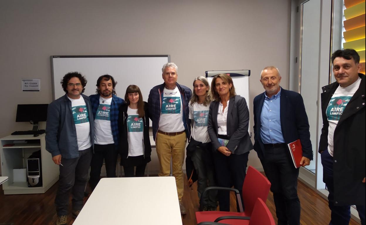 Imagen de representantes de Aire Limpio con la ministra y el director de Ciuden.