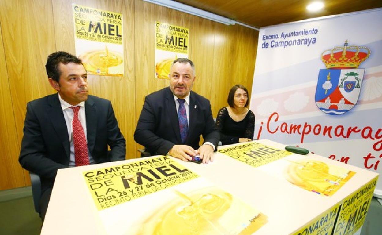 El alcalde de Camponaraya (León), Eduardo Morán (C), junto al presidente de la Asociación Leonesa de Apicultores, Javier Morán (I), y la presidenta de la Sociedad Cooperativa Apícola del Bierzo, Lola Fulgueiras, durante la presentación.