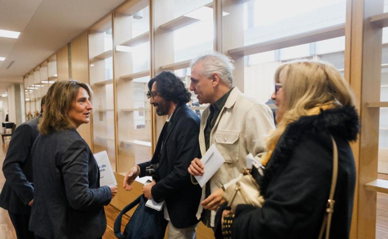 Integrantes de Podemos entregan una carta a la ministra Teresa Ribera.