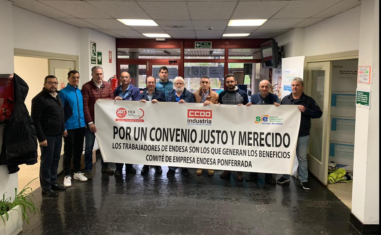 Los representantes del comité de Endesa en la zona de Ponferrada, en la protesta.
