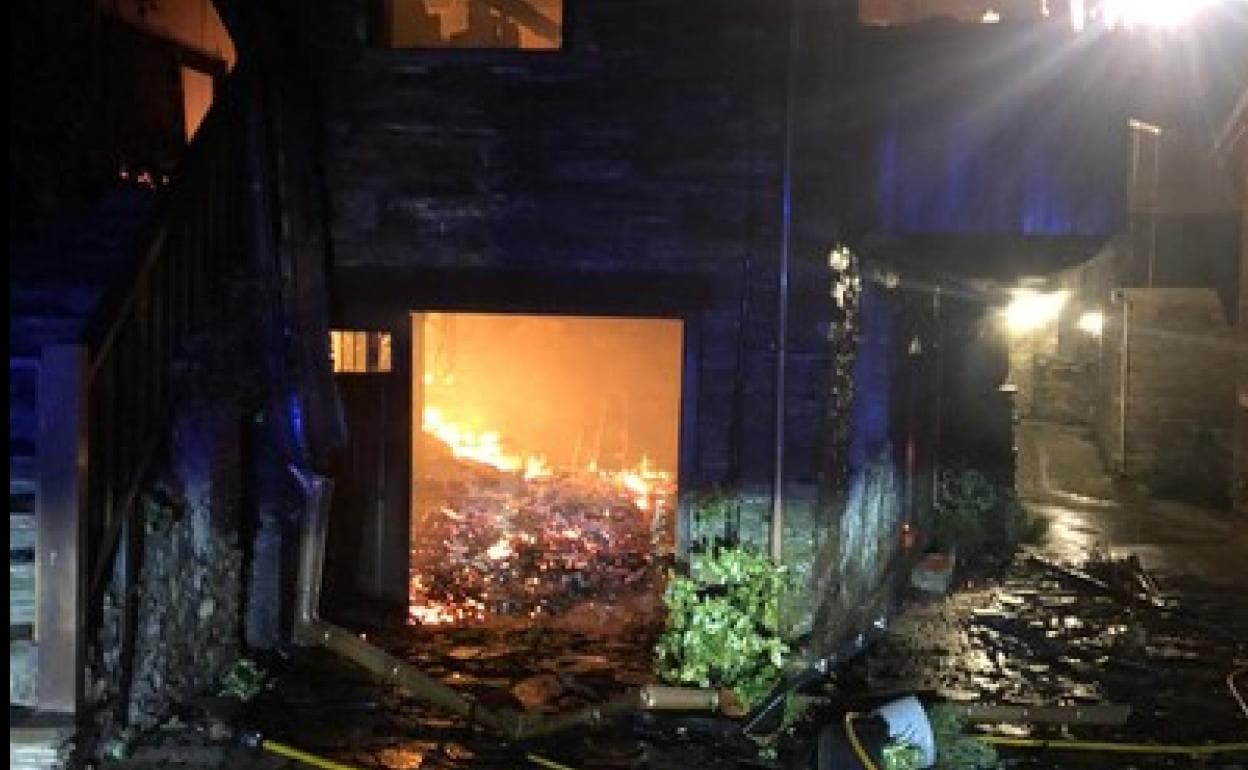 Imagen de una de las casas que calcinadas en el incendio.