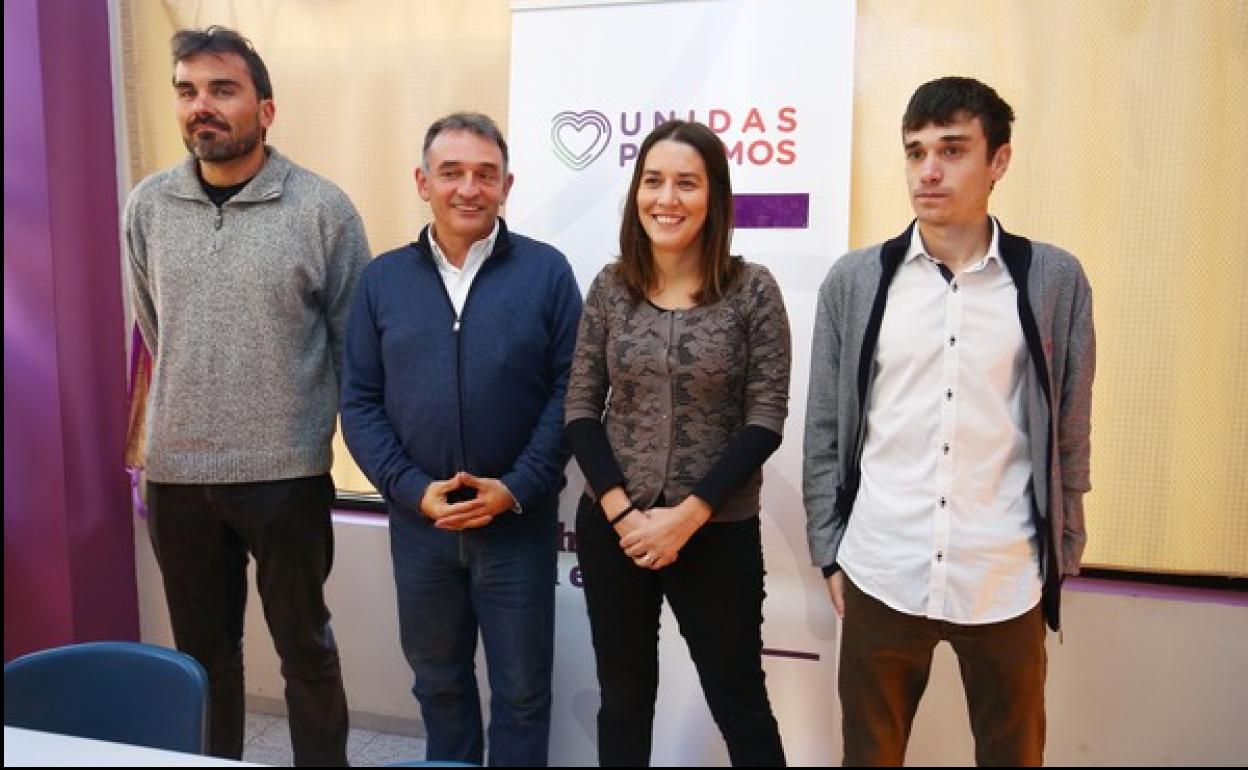 El número dos de Unidas Podemos al Congreso por León, Juan Carlos González; el número uno al Congreso por Madrid, Enrique Santiago; la número uno al Congreso por León, Ana Marcello, y el número dos al Senado por León, Javier Arias, durante la presentación de las candidaturas.