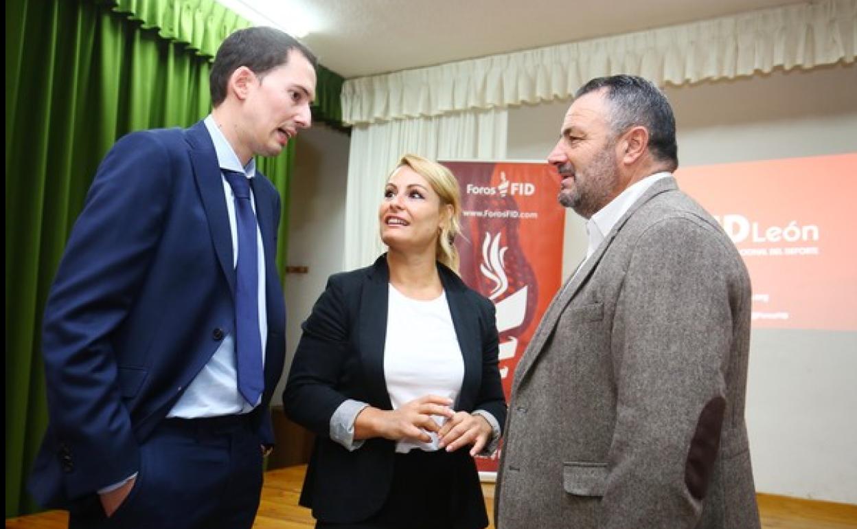 l director del Foro Internacional del Deporte (FID) de León, Francisco del Río (I), junto al alcalde de Camponaraya, Eduardo Morán (D), y la campeona olímpica y mundial de halterofilia, Lydia Valentín, durante la presentación de la deportista como madrina y embajadora del del FID León 2020.