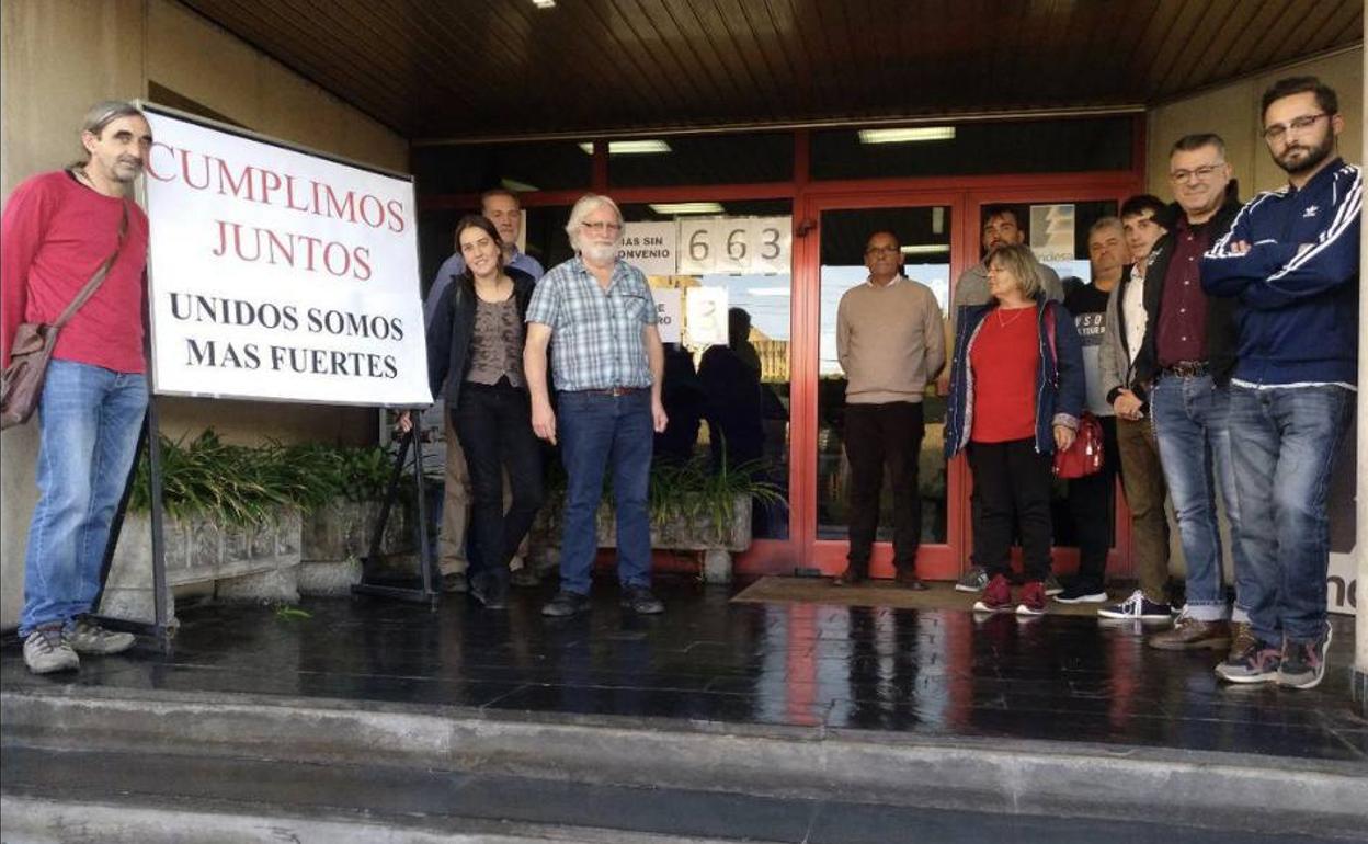 Los candidatos Ana Marcello, Juan Carlos García y Javier Arias y el candidato por Madrid Enrique Santiago, en la visita a los encerrados en Compostilla.