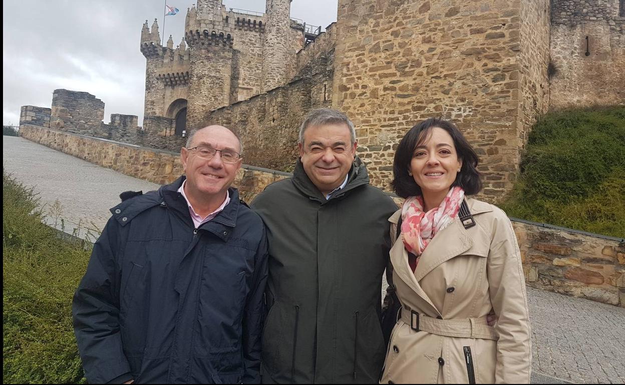 Justo Fernández (C), junto a Ruth Morales y Sigifredo Benavides, en Ponferrada.