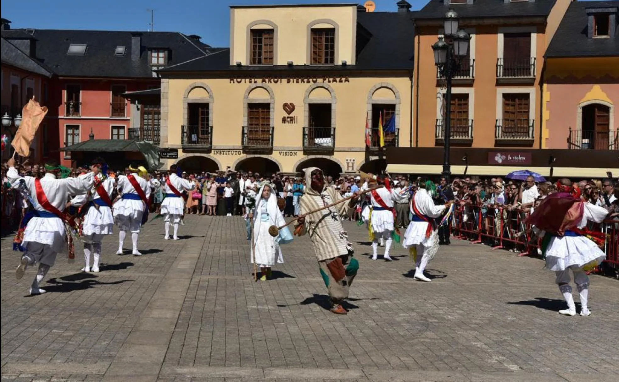 El grupo folclórico Alegría Berciana llevan sus danzas al programa Luar de la TVG.