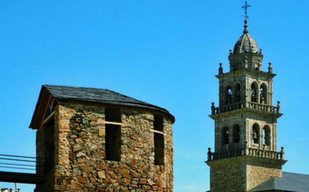El campanario de la basílica de La Encina desde el Castillo de los Templarios de Ponferrada. 