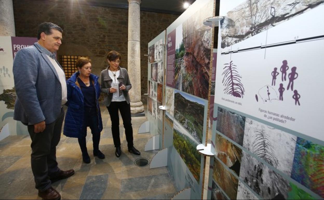 La concejala de Cultura, Concepción de Vega, la responsable del Servicio Territorial de Cultura en León, Amelia Biaín y el responsable de la empresa Patrimonio Inteligente, Arturo Balado, en la inauguración de la muestra. 