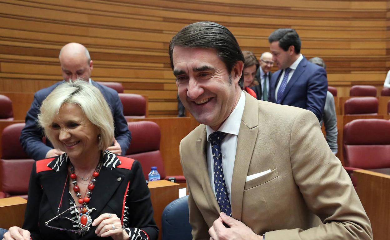 Los consejeros de Sanidad y Fomento y Medio Ambiente antes de la sesión de control.