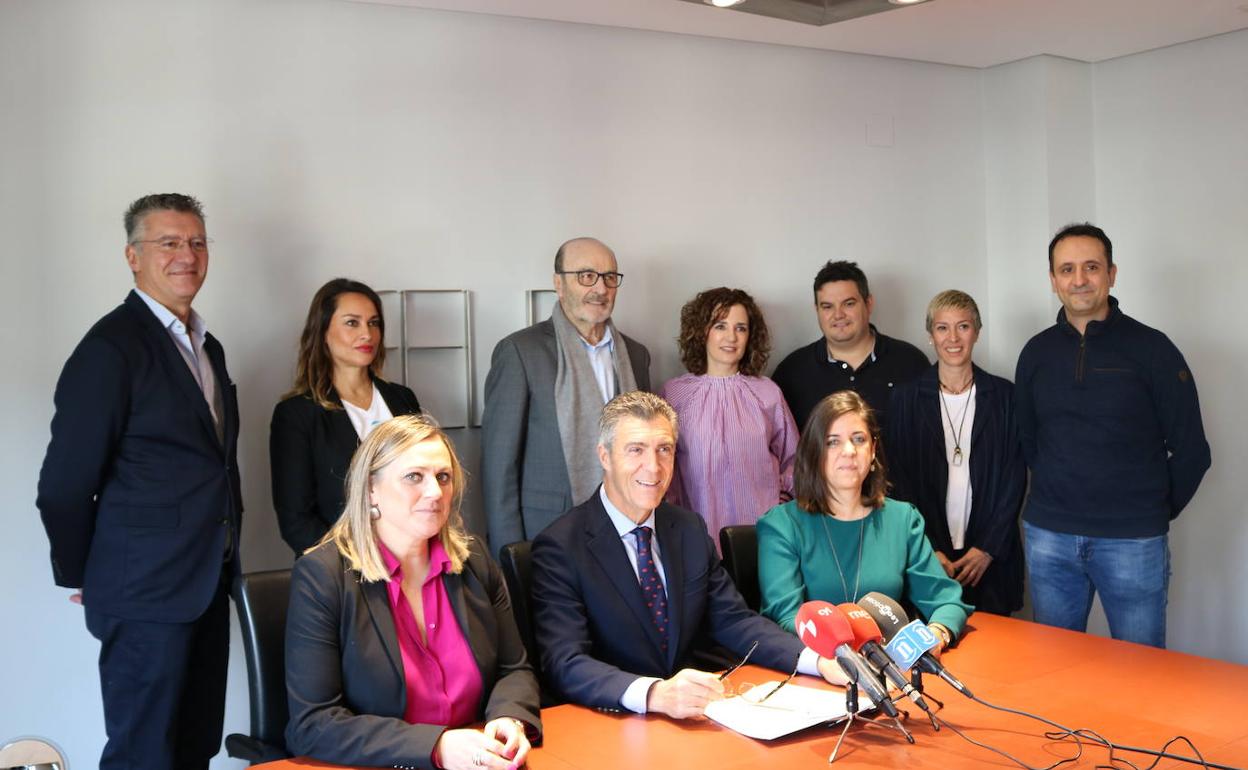 El presidente de Fele, Javier Cepedano (C), junto a los galardonados.