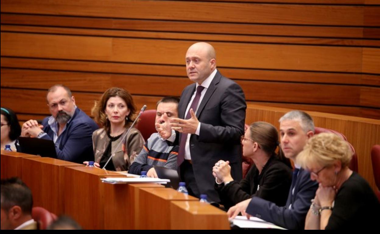 El procurador socialista Javier Campos, en una intervención en el Pleno de las Cortes.