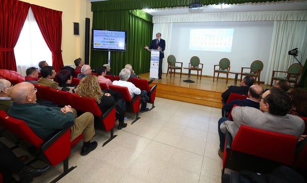 El presidente de CECALE, Santiago Aparicio, durante su conferencia.