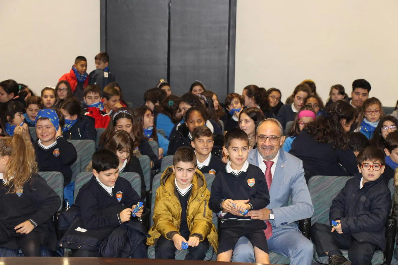 Fotos: Alumnos de Ponferrada visitan el Ayuntamiento por el Día de la Constitución