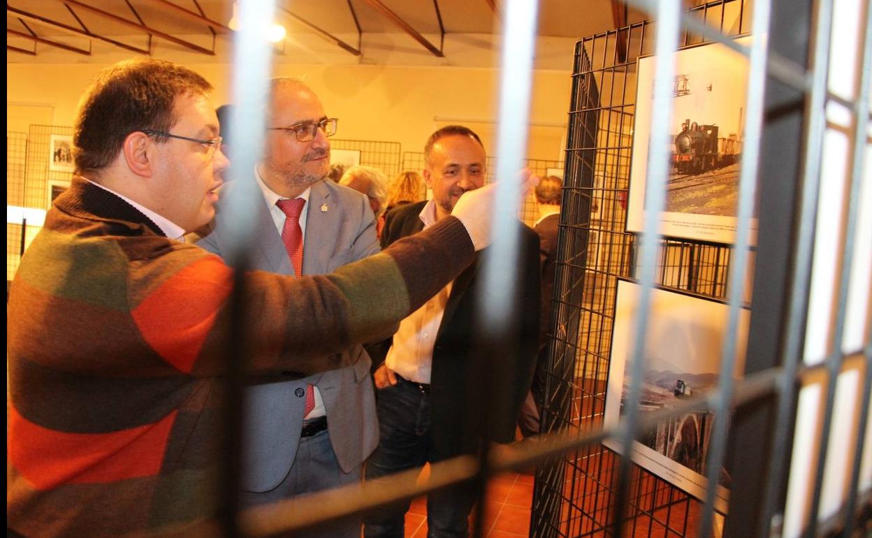 El alcalde de Ponferrada, Olegario Ramón (C), y el presidente del Consejo Comarcal del Bierzo, Gerardo Álvarez Courel, en la inauguración de la exposición.