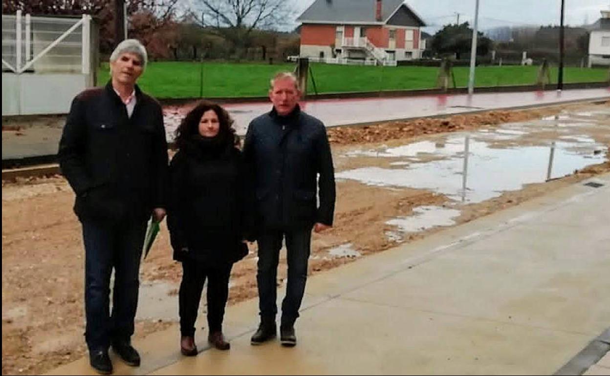 Representantes del PP en Cubillos del Sil, en las obras.