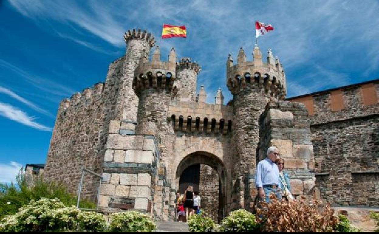 Visitantes en el Castillo de los Templarios de Ponferrada.