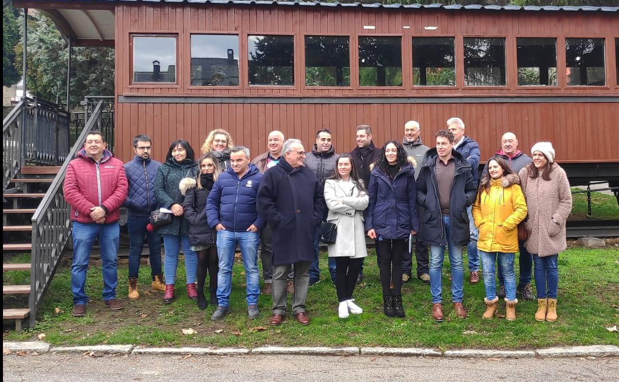 La presidenta del Consorcio del Tren Turístico Ponfeblino, Alicia García (4D), junto a los asistentes a la asamblea de la entidad.