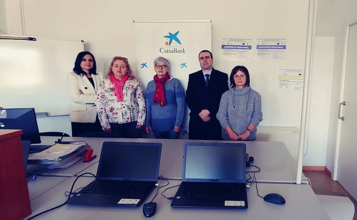 Representantes de La Caixa y de Ambi en el aula de formación del colectivo.