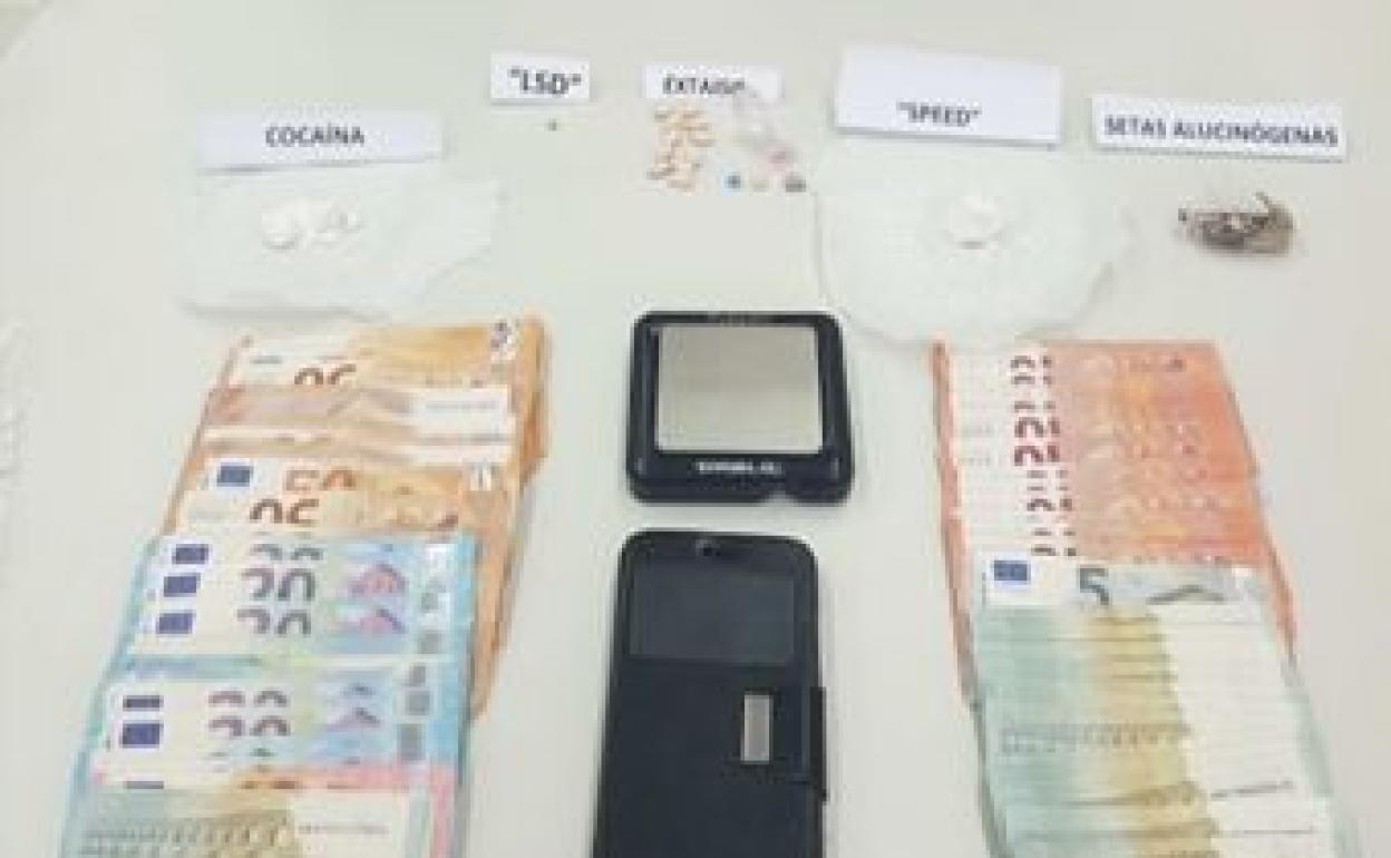 Imagen de la droga y los objetos incautados al detenido.