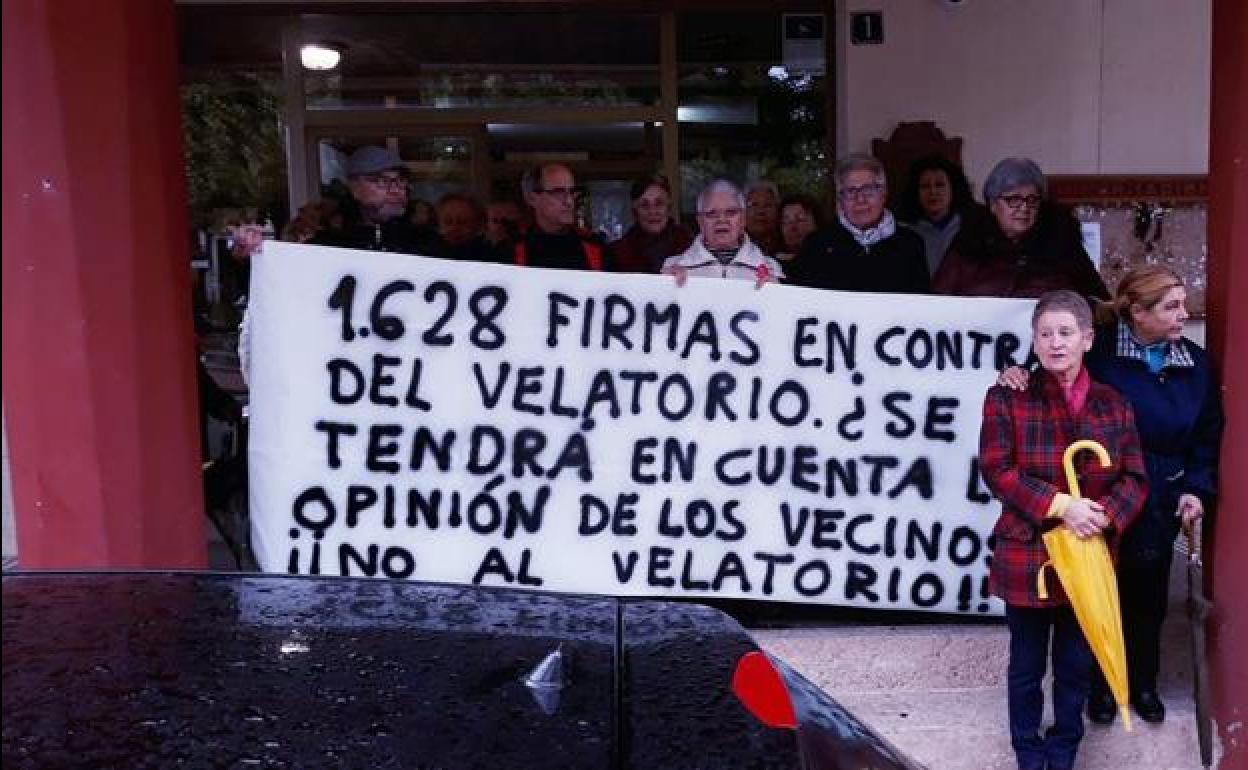 Protesta de vecinos de Cacabelos en contra del velatorio.