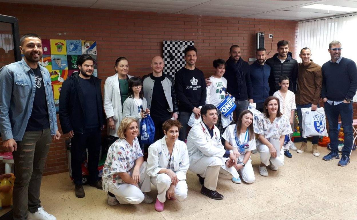 Visita de jugadores y cuerpo técnico de la Ponferradina al Hospital El Bierzo.