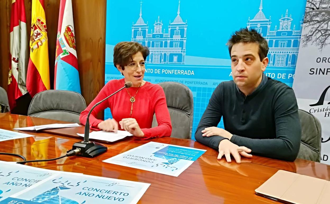La concejala de Cultura, Concepción de Vega, y el director de la orquesta, Daniel Bombín, en la presentación.