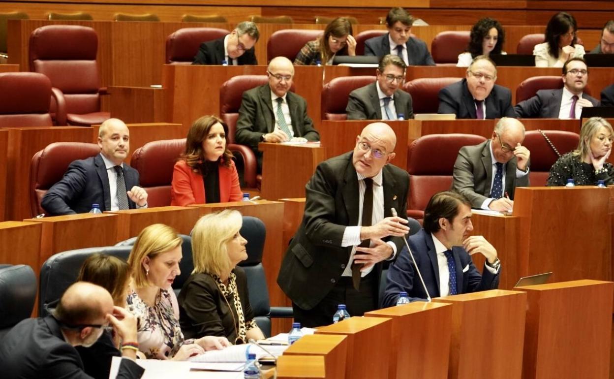 Intervención del consejero de Agricultura Jesús Julio Carnero en el Pleno de las Cortes.